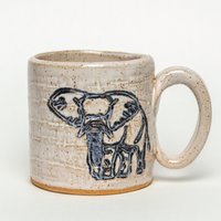 Handgefertigte Weiße Keramiktasse Mit Einem Elefant von WhtSquirrelClayworks