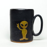 Handgemachte Keramik 16 Unzen Schwarze Tasse Mit Einem Alien von WhtSquirrelClayworks
