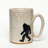 Handgemachte Keramik 16 Unzen Weiße Tasse Mit Einem Bigfoot/Sasquatch von WhtSquirrelClayworks