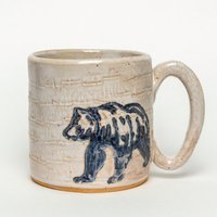 Handgefertigte Weiße Keramiktasse Mit Einem Grizzlybär von WhtSquirrelClayworks