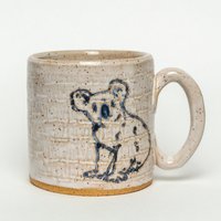 Handgemachte Weiße Keramiktasse Mit Einem Koala von WhtSquirrelClayworks
