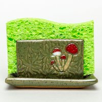 Handgemachter Grüner Keramik Schwammhalter Mit Pilzen von WhtSquirrelClayworks