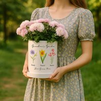 Personalisierter Blumentopf Für Omas Garten, Geburtsmonat Blumen von WiahskLoanjsu