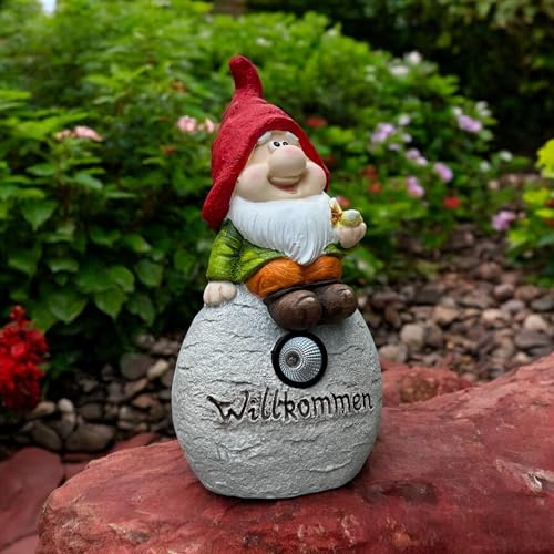 Wichtelstube-Kollektion Gartendeko Gartenzwerg Gartenwichtel Alfred sitzend auf Stein mit Willkommen Schriftzug Solar Beleuchtung Garten Schriftzug 47cm groß für außen von Wichtelstube-Kollektion