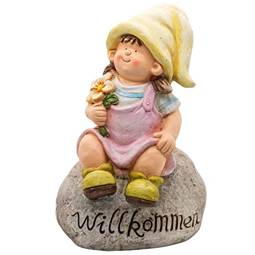 Wichtelstube-Kollektion Gartenfigur XXL Lisa als Gärtnerin sitzend auf Stein mit Wilkommen Schriftzug Gartendeko stehend frostsicher für Garten Balkon Wichtelstube-Kollektion Gartenfigur XXL Lisa als Gärtnerin sitzend auf Stein mit Wilkommen Schriftzug Gartendeko stehend frostsicher für Garten Balkon von Wichtelstube-Kollektion
