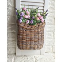 Korb An Der Tür. Abgerundete Blumenschale. Weidenkorb Kunterbunte Farbe, Dekoration Haustür. Blumenampel Korb An Der Tür. Abgerundete Blumenschale. Weidenkorb Kunterbunte Farbe, Dekoration Haustür. Blumenampel von WickerDecorWorkshop