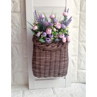 Korb An Der Tür. Runder Blumenkorb. Brauner Weidenkorb, Dekoration Für Die Haustür. Blumenampel Korb An Der Tür. Runder Blumenkorb. Brauner Weidenkorb, Dekoration Für Die Haustür. Blumenampel von WickerDecorWorkshop