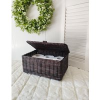 Rechteckiger Toilettenpapierhalter Mit Deckel Im Badezimmer. Aufbewahrungskorb Rechteckiger Toilettenpapierhalter Mit Deckel Im Badezimmer. Aufbewahrungskorb von WickerDecorWorkshop