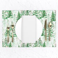 Winter Küche Esstisch Tisch Leinen Tischset Set Mit Wald Aus Handbemalten Immergrünen Bäumen Und Roten Weihnachtsornamenten von WildAzureDesign