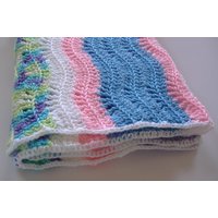 Gehäkelte Babydecke 73 cm X 108 cm, Weicher Gewellter Pastellstreifen-Überzug, Babypartygeschenk von WildBeanSprouts