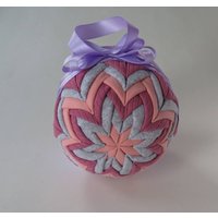 Gesteppter Ornamentball, 11, 5 cm Großer Stoffball, Kein Nähen, Pfirsich Grau-Mauve Ornament, Gefalteter Einweihungsgeschenk von WildBeanSprouts