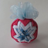 Gesteppter Ornamentball 3, 5 "Gefalteter Stoffball Mit Ornament, Zweckentfremdeter Stoff Für Wohnkultur, Rote Blaue Weiße Verzierung, Keine von WildBeanSprouts