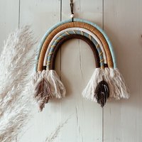 Makramee Regenbogen, Boho, Federn, Makrame Wandbehang, Wandschmuck , Kinderzimmerdeko, Babyshower, Bohodeko, Babygeschenk Makramee Regenbogen, Boho, Federn, Makrame Wandbehang, Wandschmuck , Kinderzimmerdeko, Babyshower, Bohodeko, Babygeschenk von WildBohoStories