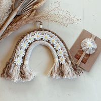 Regenbogen Makramee Beige Blume Mit Haarband, Baby Geschenk Geburt Mädchen, Set Mädchen Regenbogen Makramee Beige Blume Mit Haarband, Baby Geschenk Geburt Mädchen, Set Mädchen von WildBohoStories