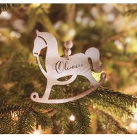 Benutzerdefinierte Weihnachtsverzierung, Schaukelpferd Mit Namen, Personalisierte Erste Weihnachten Baby Ornament, Weihnachtsbaum Weihnachtsgeschenk von WildCornerForKids