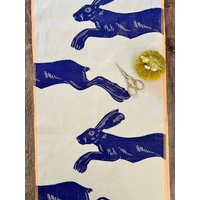 Hüpfender Hase Tischläufer von WildHareHaberdashery