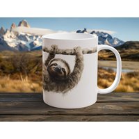 Faultier Becher Regenwald Rückzug Szene Aquarell Druck Keramik Kaffeetasse Natur Liebhaber Geschenk Flucht Gemütlichen Nachmittag Stimmungsbecher von WildInkHandcrafted