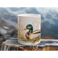 Mallard Serene Wetland Scene Keramiktasse, 325 Ml, Anmutiges Mallard-Design, Perfekt Für Vogelbeobachter, Camping Und Zum Genießen Der Schönheit von WildInkHandcrafted