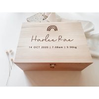 Baby Erinnerungsbox - Personalisierte Geschenke Für Neugeborene Holz Memory Box Regenbogen von WildPineLaser