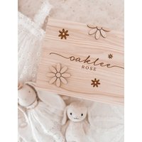 Personalisierte Baby Erinnerungsbox - Gänseblümchen Blume Holz Graviertes Andenken Neugeborenen Babypartygeschenk Personalisierte Baby Erinnerungsbox - Gänseblümchen Blume Holz Graviertes Andenken Neugeborenen Babypartygeschenk von WildPineLaser