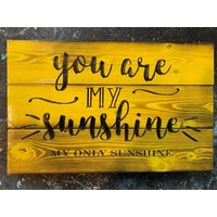 Geschnitzte You Are My Sunshine Mein Einziger Sonnenschein-Zeichen - Kinderzimmer Dekor Rustikale Einrichtung Gelb von WildRiverWoodcrafts