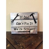 "Geschnitztes If Dad Can't Fix It We're Screwed Schild - Geschenk Zum Vatertag Kostenloser Versand in Den Usa." von WildRiverWoodcrafts