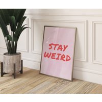 Bunter Stay Weird Print - Schrullige Wandkunst, Hausposter, Lebendiger Rosa Hintergrund, Rote Typografie, Gewagte Innendekoration von WildSoulPrintCo