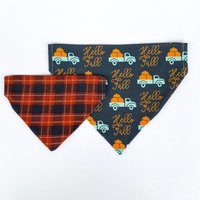 Herbst Hunde Bandana, Kürbisse, Lkw, Kariert | Über Dem Kragen Oder Krawatten Auf Hello Fall, Vintage Truck Personalisiertes Wendbar von WildWagsCo