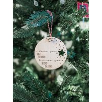Ich Liebe Dich Nach Dem Mond Und Ich Vermisse Jenseits Der Sterne Erinnerungs-Weihnachtsbaumschmuck von WildWoodSignCo