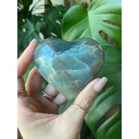 Aquatin Lemurian Calcit Herz, Blauer Onyx von WildandFreePeople