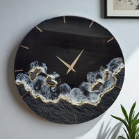 Wanduhr Aus Epoxidharz in Schwarz & Gold | Harz Uhr 40 cm Handgemachte Designuhr Wanddeko Modern Unikat Mit Acrylziffern Wanduhr Aus Epoxidharz in Schwarz & Gold | Harz Uhr 40 cm Handgemachte Designuhr Wanddeko Modern Unikat Mit Acrylziffern von Wildbachwelle