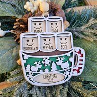 Personalisiertes Weihnachtsornament ~ Heiße Schokolade Marshmallows Tasse Frohe Weihnachten Kindernamen Familie Ornament 2024 Personalisiert Personalisiertes Weihnachtsornament ~ Heiße Schokolade Marshmallows Tasse Frohe Weihnachten Kindernamen Familie Ornament 2024 Personalisiert von WildfireDesignsYYC