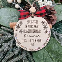 Personalisierte Enkel Weihnachtsverzierung Graviertes Ahornholz ~ Ferngroßelternteil Personalisierte Enkel Weihnachtsverzierung Graviertes Ahornholz ~ Ferngroßelternteil von WildfireDesignsYYC