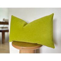 Elite Samt Kissen Bezug - Limette Chartreuse Lindgrünes Samtkissen Grünes Dekokissen Hellgrünes von WillaSkyeHome