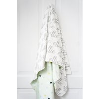 Decke - Personalisierte Reversible Bio-Baumwolle-Namen-Decke, Auf Bestellung Gefertigt, Jeden Namen Verfügbar, Grau Und Mint, Dreiecke Decke - Personalisierte Reversible Bio-Baumwolle-Namen-Decke, Auf Bestellung Gefertigt, Jeden Namen Verfügbar, Grau Und Mint, Dreiecke von WillbirdBaby