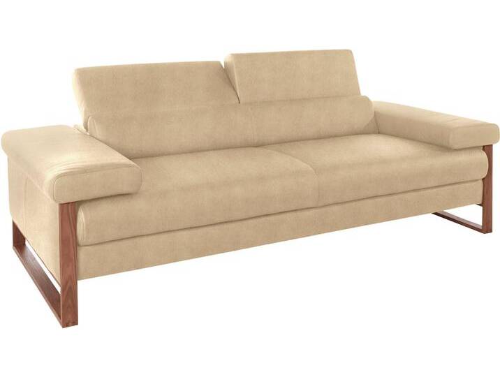 2,5-Sitzer W.SCHILLIG finn , beige (sahara s37), B:230cm H:71cm T:106cm, Flachgewebe S22 (100% Polyester);Stoff S37 (100% Polyester);Longlife Xtra-Leder Z59: Glattleder mit modischer Prägung. Hautstärke 0, 9 - 1, 1 mm, Sofas, German Design Award 2016, Fußgestell Nussbaum natur, Breite 230 cm von Willi-Schillig