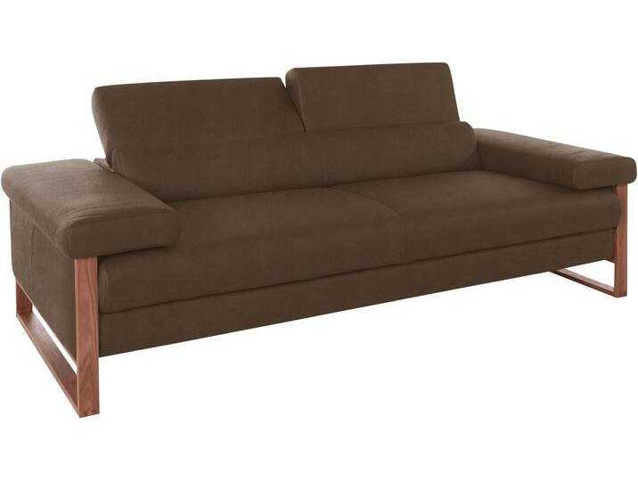2,5-Sitzer W.SCHILLIG finn , braun (mocca s37), B:230cm H:71cm T:106cm, Flachgewebe S22 (100% Polyester);Stoff S37 (100% Polyester);Longlife Xtra-Leder Z59: Glattleder mit modischer Prägung. Hautstärke 0, 9 - 1, 1 mm, Sofas, German Design Award 2016, Fußgestell Nussbaum natur, Breite 230 cm von Willi-Schillig
