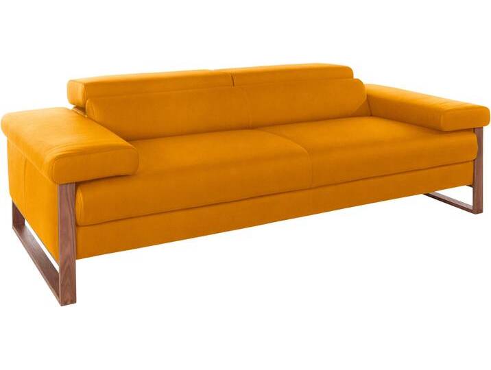 2,5-Sitzer W.SCHILLIG finn , gelb (brandy s37), B:230cm H:71cm T:106cm, Flachgewebe S22 (100% Polyester);Stoff S37 (100% Polyester);Longlife Xtra-Leder Z59: Glattleder mit modischer Prägung. Hautstärke 0, 9 - 1, 1 mm, Sofas, German Design Award 2016, Fußgestell Nussbaum natur, Breite 230 cm von Willi-Schillig