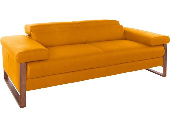 2-Sitzer W.SCHILLIG finn , gelb (brandy s37), B:210cm H:71cm T:106cm, Flachgewebe S22 (100% Polyester), Stoff S37 (100% Polyester), Longlife Xtra-Leder Z59: Glattleder mit modischer Prägung. Hautstärke 0, 9 - 1, 1 mm, Sofas, German Design Award 2016, Fußgestell Nussbaum natur, Breite 210 cm von Willi-Schillig