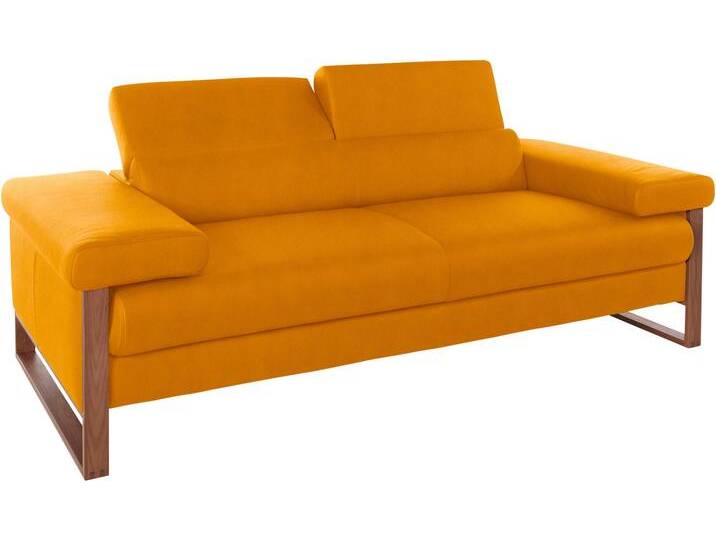 2-Sitzer W.SCHILLIG finn , gelb (brandy s37), B:210cm H:71cm T:106cm, Flachgewebe S22 (100% Polyester), Stoff S37 (100% Polyester), Longlife Xtra-Leder Z59: Glattleder mit modischer Prägung. Hautstärke 0, 9 - 1, 1 mm, Sofas, German Design Award 2016, Fußgestell Nussbaum natur, Breite 210 cm von Willi-Schillig