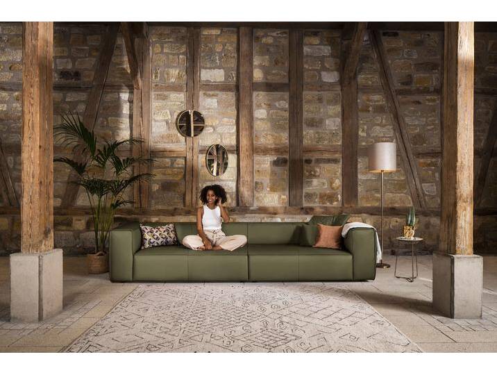 4-Sitzer W.SCHILLIG around-the-block , grün (camouflage z69), B:300cm H:66cm T:104cm, Longlife Xtra-Leder Z69: Das feinnarbige, gedeckte Softleder Z69 besticht durch seine außergewöhnliche Weichheit im trendigen »Vintage-Look«, Hautstärke 0, 9 - 1, 1 mm;Longlife fabric Flachgewebe T88 (100% Polyester), Sofas, mit eleganter Biese, mit Federkern von Willi-Schillig