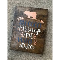 All Good Things Are Wild & Free Zeichen, Holzschild, Adventure Zitat Kinderzimmer Dekor, Mädchen Schlafzimmer Zeichen All Good Things Are Wild & Free Zeichen, Holzschild, Adventure Zitat Kinderzimmer Dekor, Mädchen Schlafzimmer Zeichen von WillieAndDollyDesign