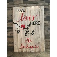 Liebe Lebt Hier Zeichen, Zitat Personalisierte Familie Familien Name Hochzeitsgeschenk, Housewarming Geschenk, Hochzeitsgeschenk Liebe Lebt Hier Zeichen, Zitat Personalisierte Familie Familien Name Hochzeitsgeschenk, Housewarming Geschenk, Hochzeitsgeschenk von WillieAndDollyDesign