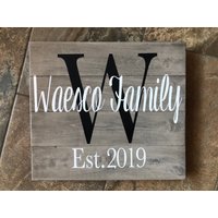 Personalisiertes Familienname-Holzschild, Nachname-Zeichen, Hochzeitsgeschenk, Familienschild von WillieAndDollyDesign