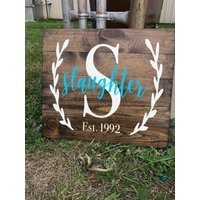 Personalisiertes Familienname Holzschild von WillieAndDollyDesign