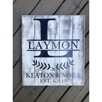 Personalisiertes Familienname Holzschild von WillieAndDollyDesign