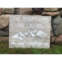The Mountains Are Calling & I Must Go Holzschild, Wohndekoration, Rustikales Design, Geschenkidee, Holzkunst, Zitatschild, Handbemaltes Schild von WillieAndDollyDesign