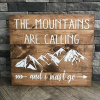 The Mountains Are Calling & I Must Go Holzschild, Wohndekoration, Rustikales Design, Geschenkidee, Holzkunst, Zitatschild, Handbemaltes Schild von WillieAndDollyDesign
