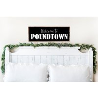 Welcome To Poundtown Holz Gerahmt Schild, Lustiges Schlafzimmer Über Dem Bett Junggesellinnen Wanddekoration, Willkommen in Pound Town von WillieAndDollyDesign