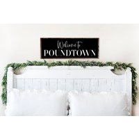 Welcome To Poundtown Holz Gerahmt Schild, Lustiges Schlafzimmer Über Dem Bett Junggesellinnen Wanddekoration, Willkommen in Pound Town von WillieAndDollyDesign